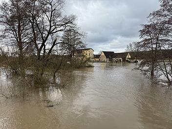 Hochwasser in Oberfranken: Stra&szlig;en und H&auml;user stehen unter Wasser