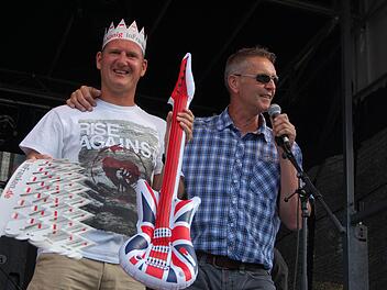 Frank Rubner, der Vorsitzende des Kreisjugendrings, und Veranstalter Stefan Beier Arm in Arm mit einer Luftgitarre. Foto: Thomas Kraus