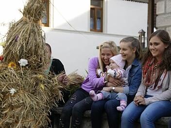 Der Strohbär pirscht sich an die drei jungen Damen mit dem Kind heran: Greift er sich eine von den Dreien oder lässt er sie alle in Ruhe? Fotos: Sabine Weinbeer