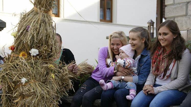 Der Strohbär pirscht sich an die drei jungen Damen mit dem Kind heran: Greift er sich eine von den Dreien oder lässt er sie alle in Ruhe? Fotos: Sabine Weinbeer