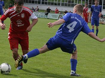 Der Eberner Jannik Werner (links, rotes Trikot) zieht am Gleußner Dominik Scheler vorbei.