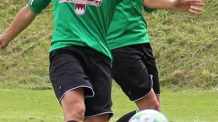 Katja Haskowic leitete mit dieser Direktabnahme das Toreschießen der DJK-FC Schlaifhausen gegen die SG Nürnberg/Fürth in der Bezirksliga ein. Am Ende feierte der Aufsteiger einen 4:0-Sieg.  Foto: Manuel Drummer