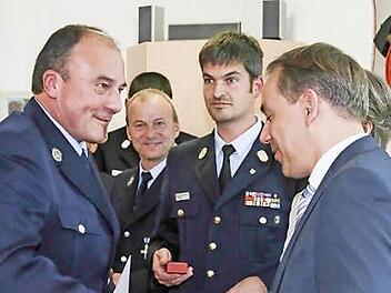 Manfred Kreuzer (links) wird für 40 Jahre aktiven Dienst in der Feuerwehr Hauptendorf geehrt. Foto: Andreas Brandl