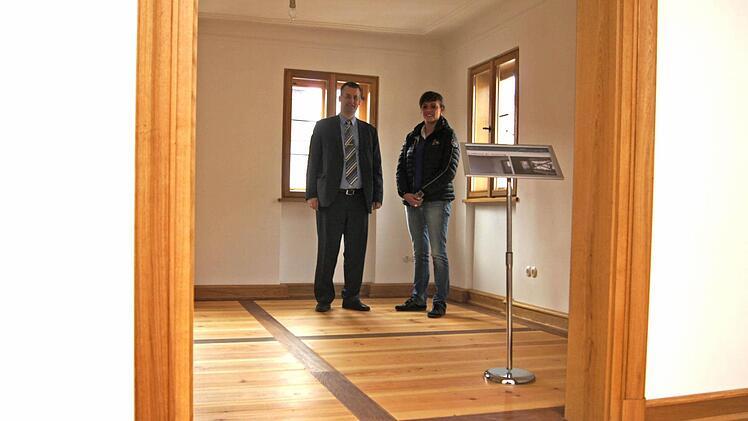 Silke Leikheim (rechts) und Bertram Felix (links) stehen im künftigen Esszimmer. Hier sieht man gut das Fränkische Parkett. Foto: Sarah Dann