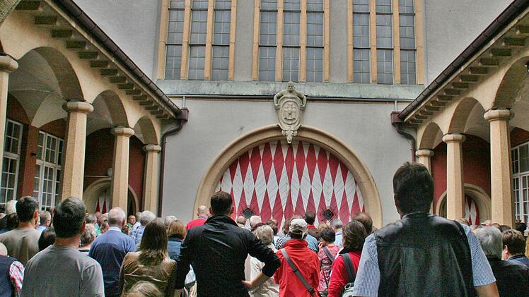 Andrang vor dem Schlachthoftor. Das Solereservoir. Foto: Werner Vogel