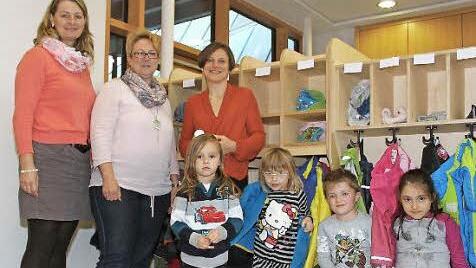 Die Leiterin des Kindergartens, Monika Hoffmann (links), und Elke Wuthe von der Kita gGmbH freuen sich über die Garderobe, die Bettina Moser von der Schreinerei Holz & Hobel in Mainleus übergab.