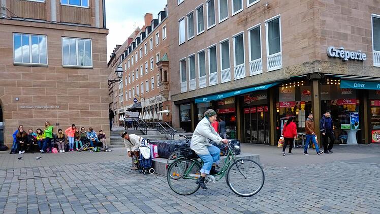 Maria radelt über den Hauptmarkt.