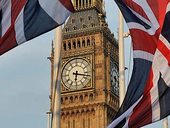 Union Jacks vor der großen Uhr von Big Ben (und nicht nur dort) zeugen auch von einem ganz eigenen Selbstbewusstsein der Briten, das sie aus der EU führen könnte. Foto: Andy Rain, dpa