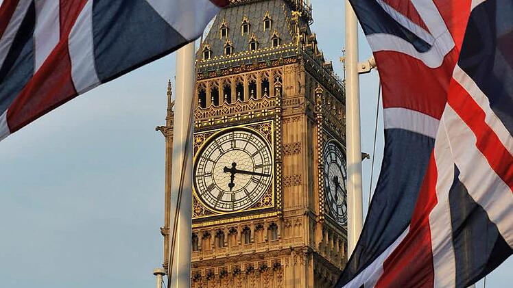 Union Jacks vor der großen Uhr von Big Ben (und nicht nur dort) zeugen auch von einem ganz eigenen Selbstbewusstsein der Briten, das sie aus der EU führen könnte. Foto: Andy Rain, dpa