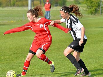 SC Adelsdorf - DJK Eggolsheim. Die Gastgeber um Torschützin Antonia Bauer (li.) feierten gegen den Aufsteiger den sechsten Sieg in Folge und verteidigten den Vorsprung auf Rang 3. Foto: Picturedreams