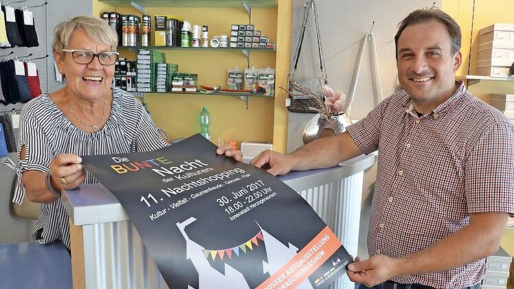 Die beiden Vorsitzenden Heiko Dilger und Hedwig R&ouml;ttger pr&auml;sentieren das Plakat zur bunten Nacht.  Foto: Bernhard Panzer