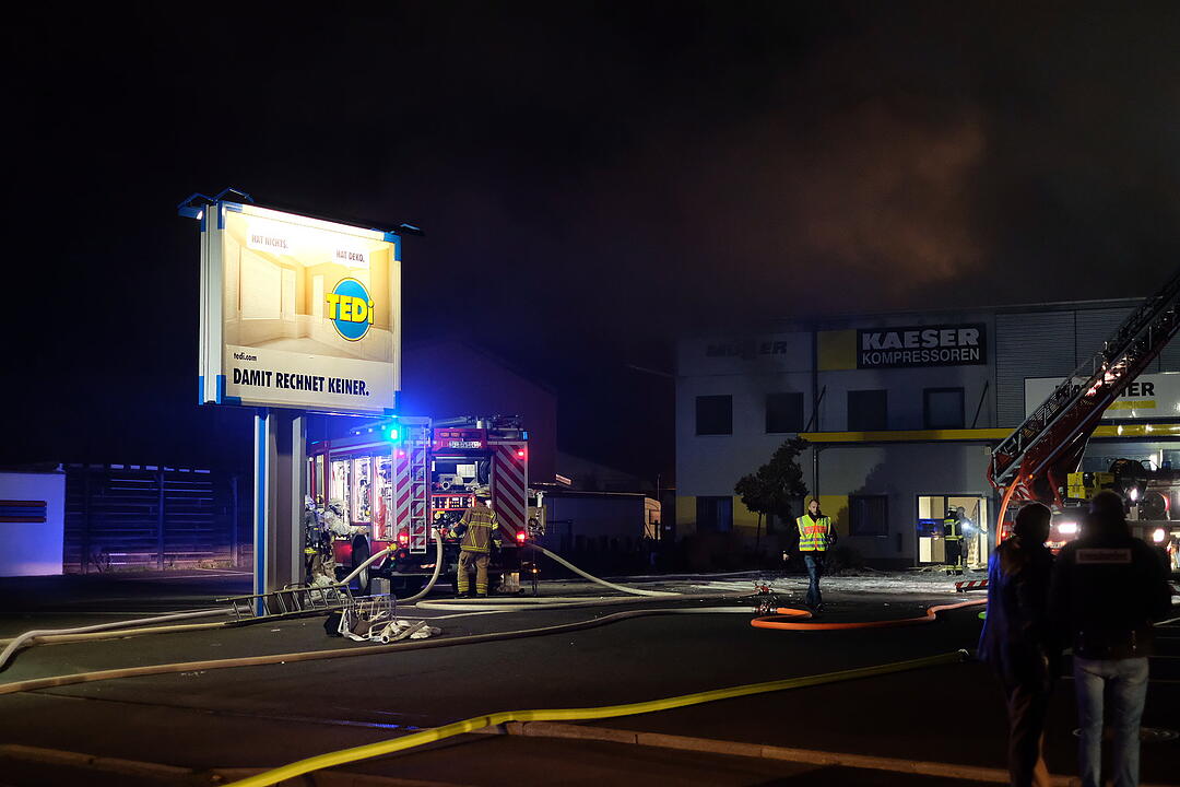 Großbrand zerstört Industriegebäude in Nürnberg