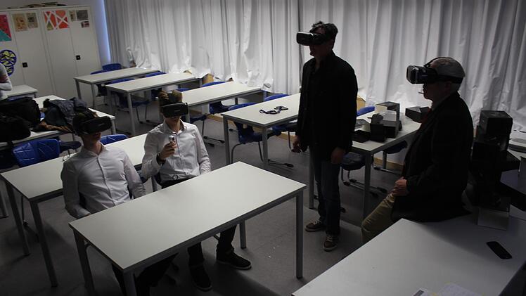 Schüler und Lehrer testen die Brillen.   Foto: Yannick Hupfer