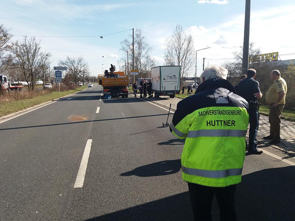 Frontal von Lkw erfasst –  Fußgänger schwebt nach Unfall in Nürnberg in Lebensgefahr