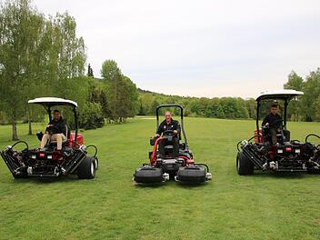 Sie sind auf den neuen Mähern umweltfreundlich unterwegs (von links): Gebietsverkaufsleiter Jan Winkler von der Herstellerfirma Toro, Head Greenkeeper Dirk Schmoll und Steffen Zinke, Assistent des Club-Vorstands. Foto: Katrin Geyer