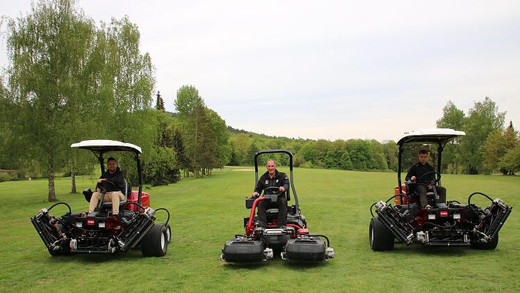 Sie sind auf den neuen Mähern umweltfreundlich unterwegs (von links): Gebietsverkaufsleiter Jan Winkler von der Herstellerfirma Toro, Head Greenkeeper Dirk Schmoll und Steffen Zinke, Assistent des Club-Vorstands. Foto: Katrin Geyer