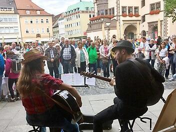 Vor der Kulisse des historischen Schweinfurter Rathauses gibt es Musik "unplugged". Foto: KluturPakt