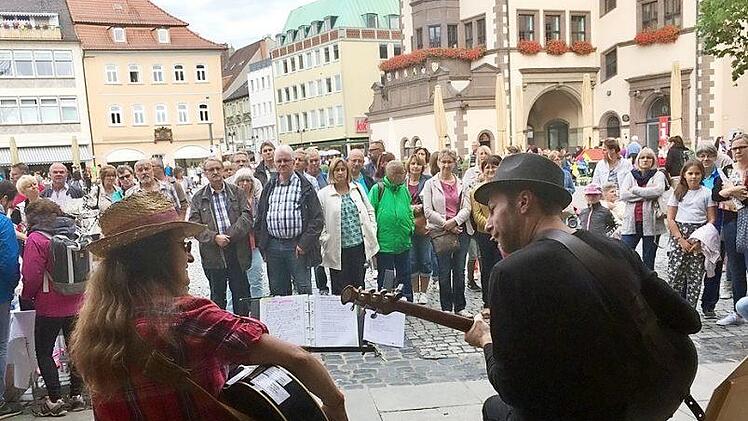 Vor der Kulisse des historischen Schweinfurter Rathauses gibt es Musik "unplugged". Foto: KluturPakt