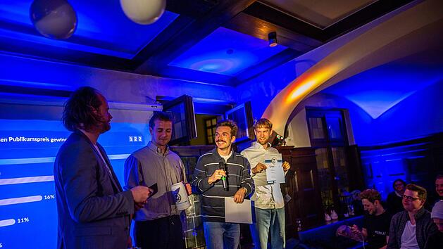 Moderator und Tatort-Kommissar Andreas Leopold Schadt (links) beim "Pitch & Beer" in Coburg Andreas Kücker