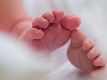 Als eine Schlagerparty in einer Gastst&auml;tte in vollem Gange war, brachte eine Mutter ihr Baby zur Welt. Symbolfoto: Arno Burgi/dpa