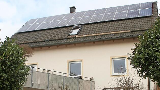 Klimaschutzmanagerin Ingrid Flieger geht mit gutem Beispiel voran und hat auf ihrem Privatanwesen eine Photovoltaikanlage installiert.