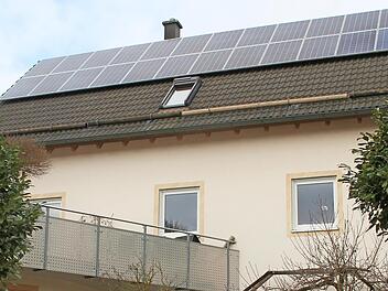 Klimaschutzmanagerin Ingrid Flieger geht mit gutem Beispiel voran und hat auf ihrem Privatanwesen eine Photovoltaikanlage installiert.