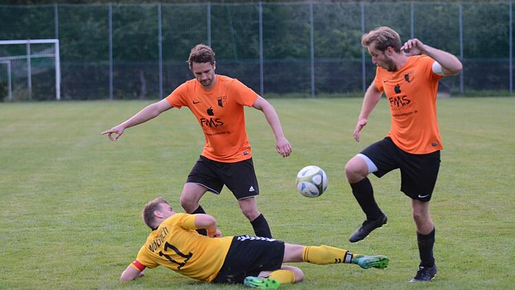 Spielführer Jonas Kirchner von der Ersten (am Boden) und Spielführer Philipp Kirchner (rechts) beide Torschützen im Endspiel, sowie Dennis Höper kämpfen um den Ball. Foto: ssp