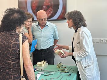 Besucher besichtigen den Neubau West am Klinikum Kulmbach