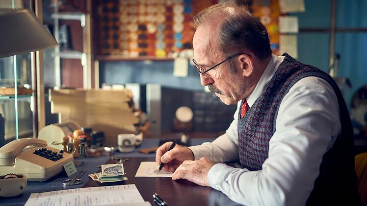 Der Optiker (Karl Markovics) schreibt jeden Morgen einen Liebesbrief ohne ihn abzuschicken.