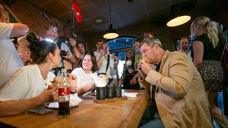 Markus Söder isst Döner