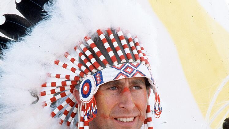 Häuptling Rote Krähe und mehr: Bei seinen Reisen um die Welt erhielt König Charles zahlreiche Titel.