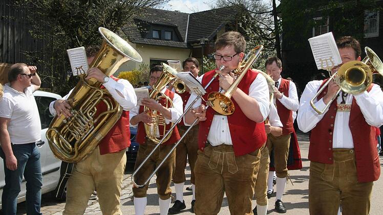 Zwei Musikvereine begleiteten den Festzug zum Schnupferverein-Jubiläum: Musikverein Hesselbach (Bild) und Musikverein Grössau-Posseck.