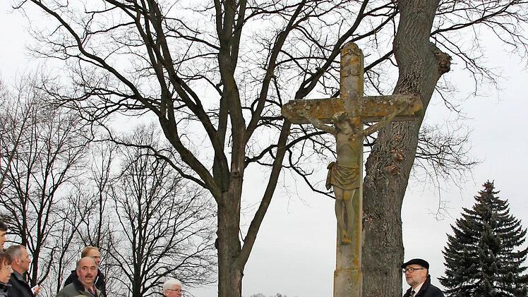 Im März 2012 fällte der Bauausschuss das Todesurteil für diese Trauerlinde auf dem Fischbacher Friedhof.