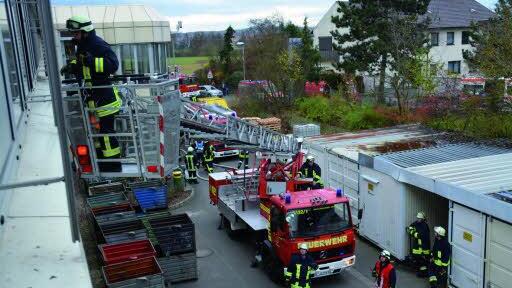 Zwei Drehleitern waren bei der Großübung in Höchstadt im Einsatz. Fotos: Firma Schaeffler