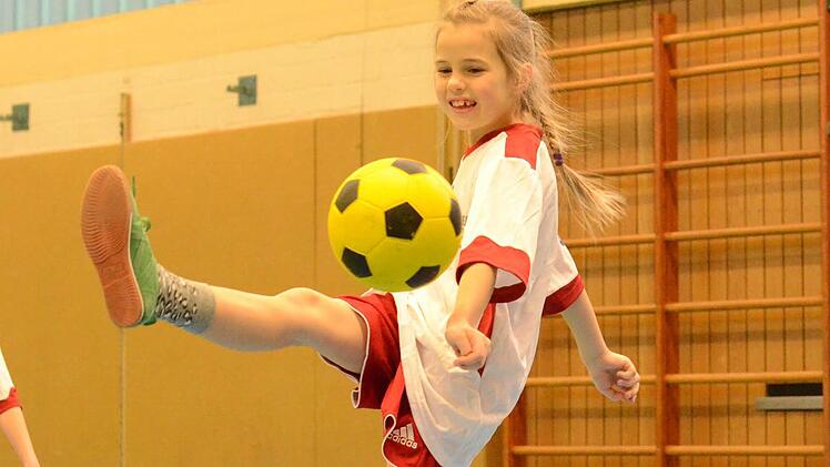 Vergnügen ist garantiert bei der Fußball-AG in der Großgemeinde Oerlenbach. Foto: Jürgen Schmitt