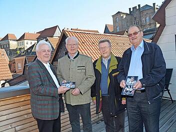 Über den Dächern Kronachs erfolgte die Übergabe einer DVD über das 90-jährige Jubiläumsfest des Gesangvereins 1892 Rothenkirchen, das im Jahr 1982 stattfand. Von links: Hans Möckel (Ehrenvorsitzender und damaliger Vorsitzender GV Rothenkirchen), die beiden Spender und Stifter der DVD, Gerd Kümmet und Reinhard Butz, Peter Neubauer (damaliger Zweiter Vorsitzender).  Foto: Karl-Heinz Hofmann