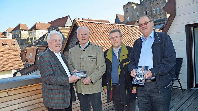 Über den Dächern Kronachs erfolgte die Übergabe einer DVD über das 90-jährige Jubiläumsfest des Gesangvereins 1892 Rothenkirchen, das im Jahr 1982 stattfand. Von links: Hans Möckel (Ehrenvorsitzender und damaliger Vorsitzender GV Rothenkirchen), die beiden Spender und Stifter der DVD, Gerd Kümmet und Reinhard Butz, Peter Neubauer (damaliger Zweiter Vorsitzender).  Foto: Karl-Heinz Hofmann