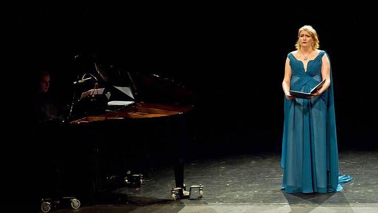 Kristin Ebner beim Gastspiel im Landestheater Coburg. Am Flügel: Claudio RizziFoto: Jochen Berger