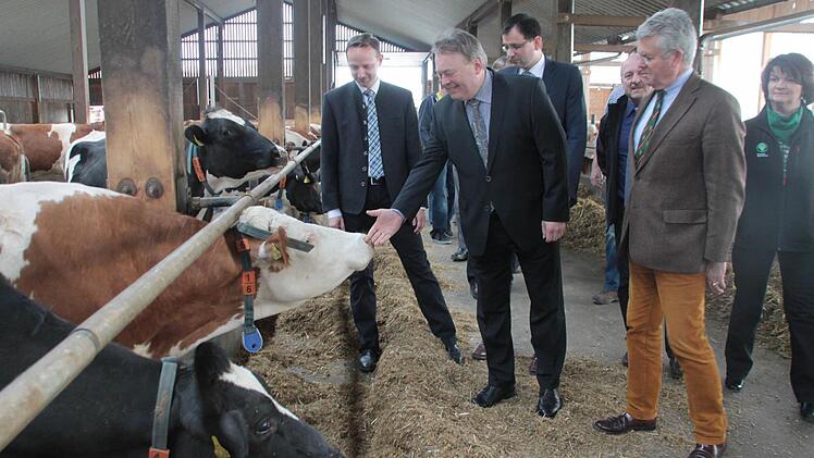 Landwirtschaftsminister Helmut Brunner besichtigt den Betrieb von Norbert Erhardt in Moschenbach. Foto: Jürgen Gärtner
