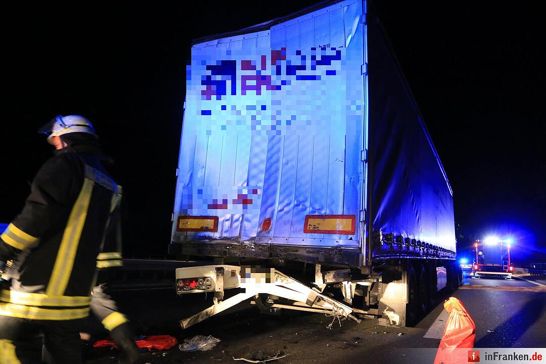 Lkw prallt gegen Stauende auf A3
