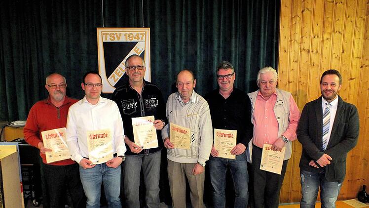 Für 25 Jahre Vereinszugehörigkeit zum TSV Zell a. E. wurden diese Mitglieder ausgezeichnet. Von links: Hartmut Beck, Frank Rottmann, Lorenz Niedermeyer, Hilbert Braunreuther, Thomas Schirmer und Werner Zimmerer. Die Ehrung wurde vorgenommen vom 2. Vorsitzenden des TSV, Alexander Jahna (rechts). Die übrigen Geehrten fehlen auf dem Bild.
