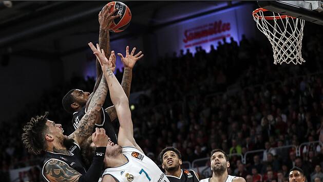 Daniel Hackett (l.) und Dorell Wright (mit Ball) behaupten sich gegen Reals Wunderkind Luka Doncic. Foto: Daniel L&ouml;b