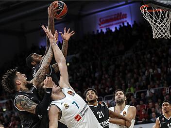 Daniel Hackett (l.) und Dorell Wright (mit Ball) behaupten sich gegen Reals Wunderkind Luka Doncic. Foto: Daniel Löb