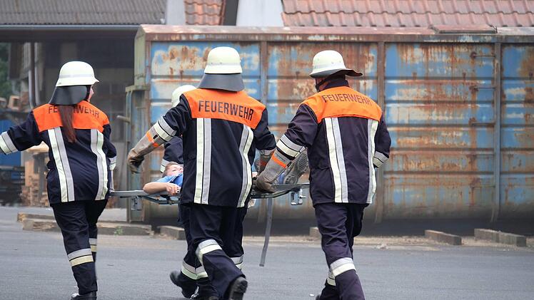 Bei der Großübung klappte alles hervorragend. Ein "Verletzter" wird  transportiert. Foto: Gerd Schaar