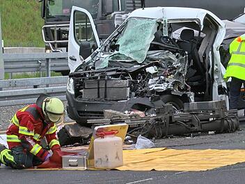 Auf der A3 bei W&uuml;rzburg starb am Freitagmorgen ein 31-j&auml;hriger Mann. Er war zuvor mit seinem Transporter in einen Lkw gekracht. Foto: Paso/News5
