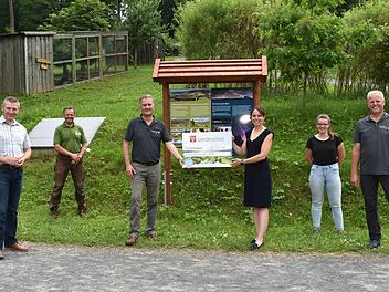 Der MineralBrunnen Rh&ouml;nSprudel spendet in diesem Jahr 15&nbsp;000 Euro f&uuml;r verschiedene Naturprojekte des Biosph&auml;renreservats Rh&ouml;n. Natalie Schindel, Marketingmanagerin und Mitgesellschafterin von Rh&ouml;nSprudel (3.v.r.) &uuml;bergab den symbolischen Scheck an den Leiter der Hessischen Verwaltungsstelle des Biosph&auml;renreservats Rh&ouml;n, Torsten Raab (3.v.l.) im Wildpark Gersfeld. Mit dabei waren auch (von rechts) Ranger Arnold Will, die Praktikantin im Biosph&auml;renreservat Rh&ouml;n Miriam Kircher, der Gersfelder Wi...