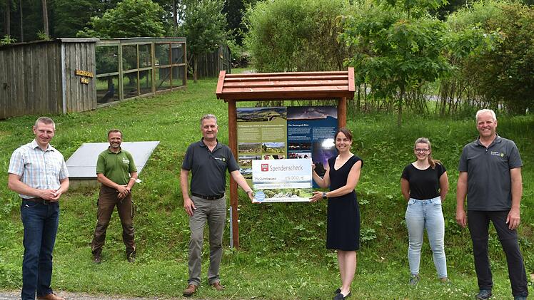 Der MineralBrunnen RhönSprudel spendet in diesem Jahr 15 000 Euro für verschiedene Naturprojekte des Biosphärenreservats Rhön. Natalie Schindel, Marketingmanagerin und Mitgesellschafterin von RhönSprudel (3.v.r.) übergab den symbolischen Scheck an den Leiter der Hessischen Verwaltungsstelle des Biosphärenreservats Rhön, Torsten Raab (3.v.l.) im Wildpark Gersfeld. Mit dabei waren auch (von rechts) Ranger Arnold Will, die Praktikantin im Biosphärenreservat Rhön Miriam Kircher, der Gersfelder Wi...