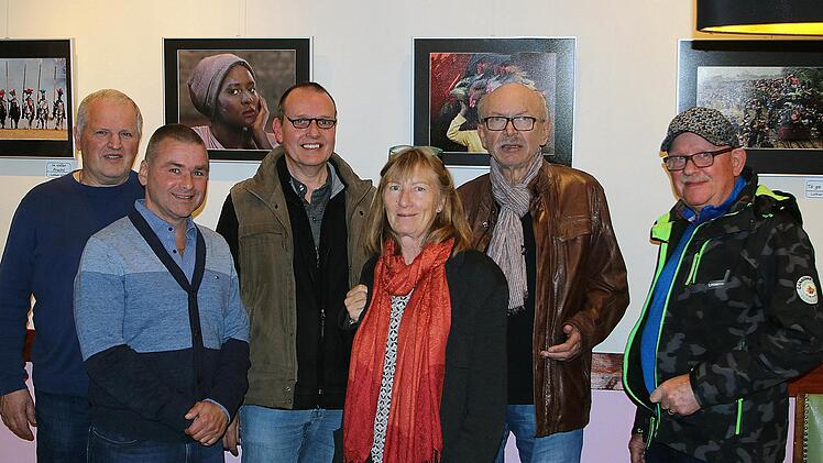 Die Mitglieder des Rhönklub-Fotokreises stellen im Altstadt Café ihre Fotos aus. Unser Bild zeigt (von links nach rechts) Lothar Nöth, Tim Reininger, Gerd Wetzels, Ilse Schwarz, Dieter Britz und Wolfgang Bayer.