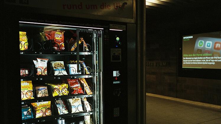 Gefahr für Kinder? Krankenkasse wettert gegen Snackautomaten vor Schulen