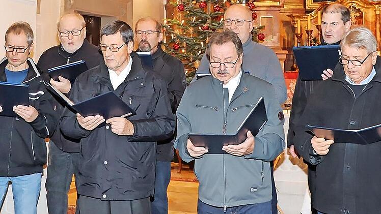 Der M&auml;nnerchor des Gesangvereins Freundschaftsbund Mainroth bei seinem Weihnachtskonzert.